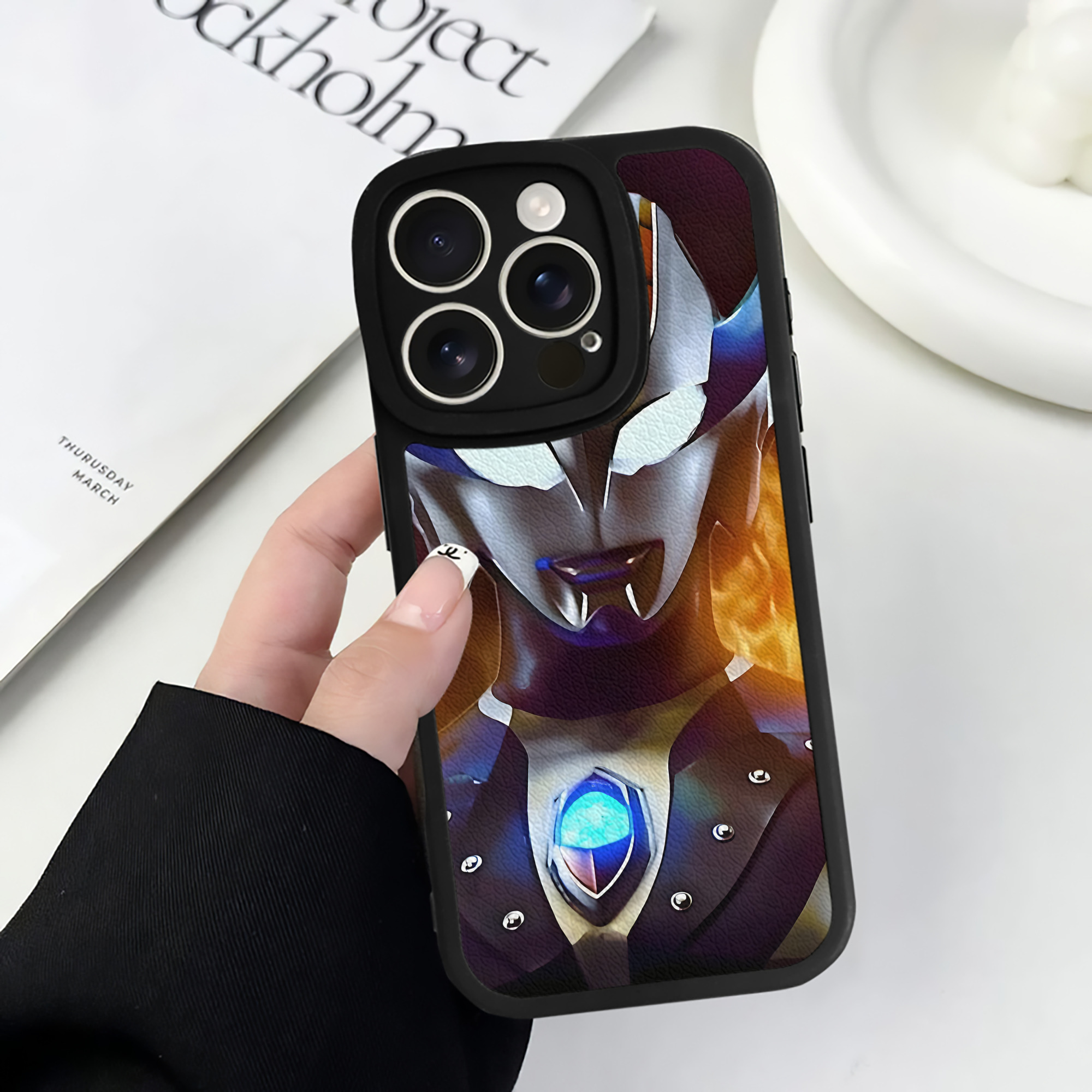 （画像用） ウルトラマン Ultraman 【iPhone 16シリーズ対応】シリコンスマホケース（レザー調） 材質：シリコン